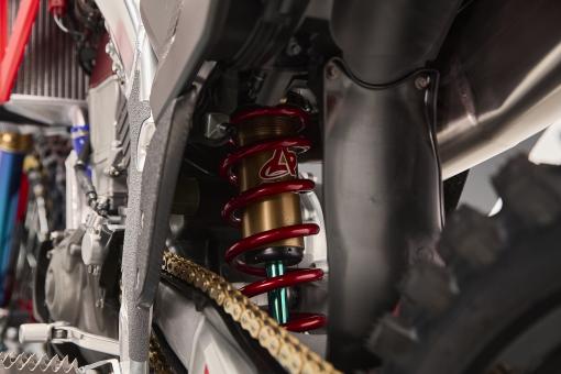26 Jett Lawrence CRF450RWE_details 95